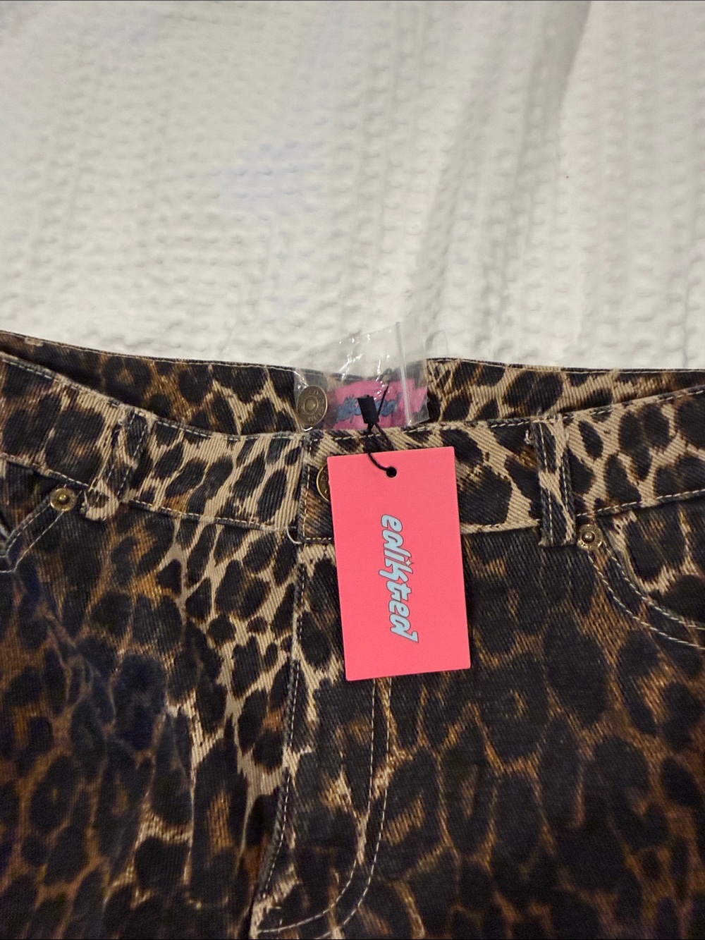 Edikted leopard Print Bermuda Shorts with low rise - Picture 3 of 3